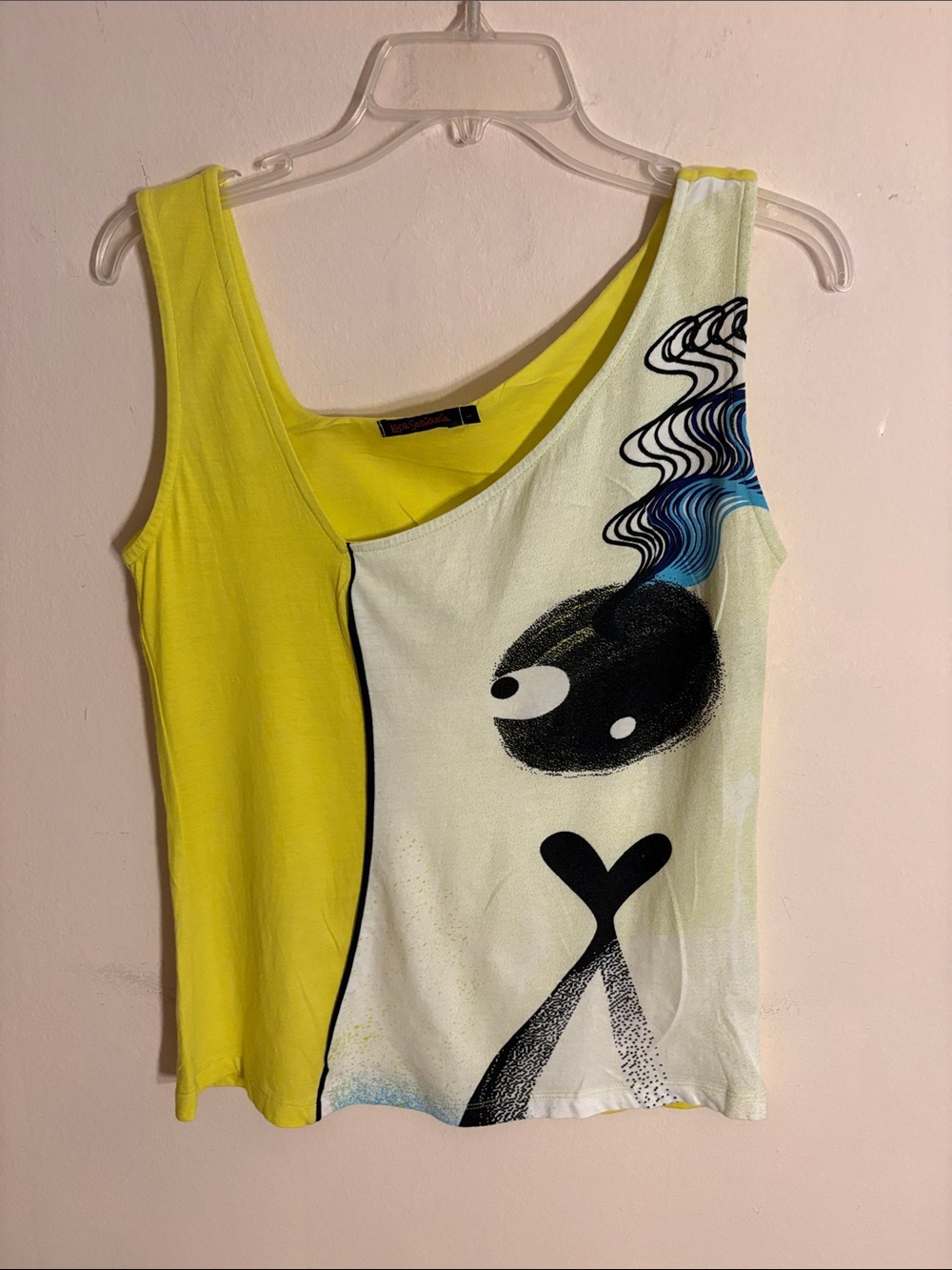 Sleeveless Asymmetric Graphic Tank Top in Yellow and White